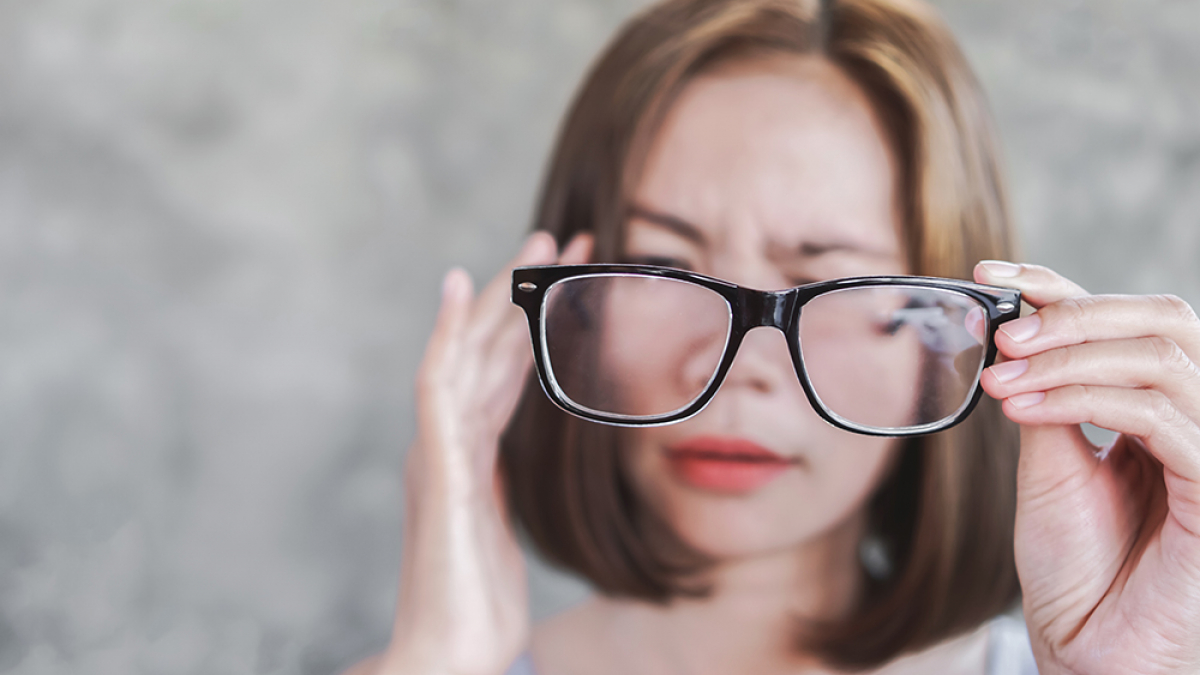 asian-woman-having-headache-from-eyeglasses